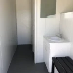 Contenedor de 40 pies con baños, regaderas y área de descanso - Imagen 4