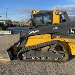 Cargadora compacta de orugas John Deere 335 P usada, 2024