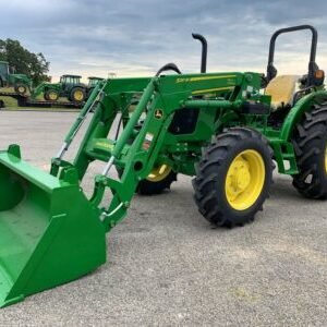 Tractor John Deere 5050E MFWD de 50 hp, 2024 — sin usar, con cargador frontal 520M