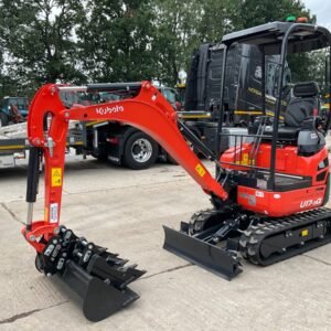 Mini Excavadora Compacta TMG-MVE08 La TMG-MVE08 es una mini excavadora compacta diseñada para trabajos de excavación, movimiento de tierra y preparación de terrenos donde el espacio de trabajo es limitado. Su diseño compacto combina un motor de 15 HP con certificación EPA, sistema hidráulico Parker, controles sencillos y una zona de operador ergonómica. Con un ancho de chasis de solo 36 pulgadas, resulta especialmente adecuada para acceder a espacios reducidos. La máquina incorpora de serie una cuchilla frontal tipo dozer y ofrece la posibilidad de instalar un accesorio mechanical thumb para ampliar sus capacidades de manipulación. Motor de 15 HP con certificación EPA La mini excavadora está equipada con un motor de un cilindro, 4 tiempos, refrigerado por aire y con distribución OHV. Especificaciones principales del motor: Potencia máxima: 8,6 kW a 3.600 RPM Cilindrada: 420 cc Arranque eléctrico Batería incluida Capacidad de aceite: 1,2 litros Aceite recomendado: 10W-30 El motor ofrece una configuración sencilla y práctica para las operaciones de excavación y desplazamiento de la máquina. Sistema hidráulico Parker La TMG-MVE08 utiliza una bomba hidráulica Parker con un caudal de 21,6 L/min. El sistema hidráulico proporciona la potencia necesaria para accionar el brazo de excavación, cucharón y demás funciones hidráulicas de la máquina. Profundidad y alcance de excavación La excavadora ofrece una profundidad máxima de excavación de 61,5 pulgadas, junto con un radio máximo de excavación de 114 pulgadas. El brazo y el cucharón proporcionan las siguientes fuerzas: Fuerza de excavación del brazo: 6,1 kN Fuerza de excavación del cucharón: 9,2 kN Diseño compacto para espacios reducidos Con un ancho de chasis de 36 pulgadas y un radio mínimo de giro de 61 pulgadas, la TMG-MVE08 está diseñada para trabajar en zonas donde las excavadoras convencionales pueden tener dificultades de acceso. La configuración compacta puede resultar especialmente útil para trabajos de: Excavación en espacios reducidos Preparación de terrenos Zanjas Paisajismo Obras residenciales Mantenimiento de terrenos Trabajos de construcción Excavaciones alrededor de estructuras Operación sencilla y cómoda El panel de operación está diseñado para facilitar el manejo de la máquina y reducir el tiempo necesario para familiarizarse con sus controles. La zona del operador ofrece un diseño ergonómico con espacio suficiente para trabajar cómodamente durante las operaciones. El diseño también incorpora una reducción de los ángulos muertos para mejorar la visibilidad y contribuir a una operación más segura. Cuchilla frontal tipo dozer La máquina incorpora una cuchilla frontal dozer de serie, que puede utilizarse para trabajos de nivelación, preparación y movimiento de material. La cuchilla proporciona: Altura máxima de elevación: 6 pulgadas Profundidad máxima: 6 pulgadas También existe la posibilidad de equipar la excavadora con un accesorio mecánico tipo thumb, ampliando sus posibilidades de manipulación. Especificaciones técnicas Característica Especificación Modelo TMG-MVE08 Tipo Mini excavadora compacta Motor 1 cilindro, 4 tiempos, OHV Refrigeración Por aire Cilindrada 420 cc Potencia máxima 8,6 kW / 3.600 RPM Certificación EPA Arranque Eléctrico Peso operativo 1.900 lb Capacidad del cucharón 0,5 ft³ Tipo de implemento Retroexcavadora Velocidad máxima de desplazamiento 1,8 km/h Capacidad de pendiente 30° Presión sobre el suelo 25,53 kPa Depósito hidráulico 12,5 L Depósito de combustible 5,5 L Fuerza máxima de tracción 6,8 kN Bomba hidráulica Parker Caudal hidráulico 21,6 L/min Fuerza de excavación del brazo 6,1 kN Fuerza de excavación del cucharón 9,2 kN Cuchara estándar 0,5 ft³ Cuchilla dozer De serie Accesorio mecánico thumb Opcional Rango de trabajo Característica Medida Profundidad máxima de excavación 61,5" Altura máxima de trabajo 100" Radio máximo de excavación 114" Altura máxima de descarga 75" Radio mínimo de giro 61" Elevación máxima de la cuchilla 6" Profundidad máxima de la cuchilla 6" Dimensiones Característica Medida Longitud de oruga 47" Distancia al suelo del chasis superior 15" Radio de giro del contrapeso 32" Ancho del chasis 36" Ancho de oruga 7" Altura de oruga 12" Longitud para transporte 85" Altura del asiento al suelo 40,5" Altura total 87" Capacidad de combustible y fluidos Depósito de combustible: 5,5 L Depósito de aceite hidráulico: 12,5 L Capacidad de aceite del motor: 1,2 L Aceite del motor: 10W-30 Mini excavadora para trabajos compactos La TMG-MVE08 ofrece una combinación de dimensiones reducidas, capacidad de excavación y funcionamiento hidráulico para trabajos donde el acceso es un factor importante. Su ancho de 36 pulgadas, peso operativo de 1.900 lb, cuchilla dozer de serie y sistema hidráulico Parker la convierten en una opción práctica para diferentes aplicaciones de construcción, excavación, paisajismo y mantenimiento de terrenos.