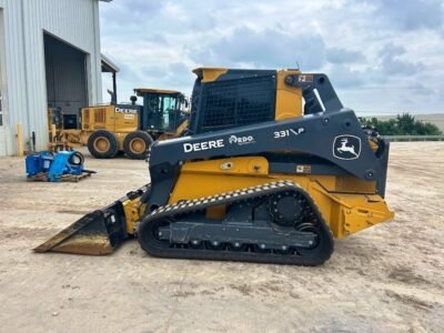 Cargadora compacta de orugas John Deere 331P usada, 2025 — cabina climatizada y cucharón incluido