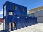 Contenedor de 40 pies con baños, regaderas y área de descanso