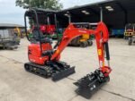 Mini Excavadora Compacta TMG-MVE08 La TMG-MVE08 es una mini excavadora compacta diseñada para trabajos de excavación, movimiento de tierra y preparación de terrenos donde el espacio de trabajo es limitado. Su diseño compacto combina un motor de 15 HP con certificación EPA, sistema hidráulico Parker, controles sencillos y una zona de operador ergonómica. Con un ancho de chasis de solo 36 pulgadas, resulta especialmente adecuada para acceder a espacios reducidos. La máquina incorpora de serie una cuchilla frontal tipo dozer y ofrece la posibilidad de instalar un accesorio mechanical thumb para ampliar sus capacidades de manipulación. Motor de 15 HP con certificación EPA La mini excavadora está equipada con un motor de un cilindro, 4 tiempos, refrigerado por aire y con distribución OHV. Especificaciones principales del motor: Potencia máxima: 8,6 kW a 3.600 RPM Cilindrada: 420 cc Arranque eléctrico Batería incluida Capacidad de aceite: 1,2 litros Aceite recomendado: 10W-30 El motor ofrece una configuración sencilla y práctica para las operaciones de excavación y desplazamiento de la máquina. Sistema hidráulico Parker La TMG-MVE08 utiliza una bomba hidráulica Parker con un caudal de 21,6 L/min. El sistema hidráulico proporciona la potencia necesaria para accionar el brazo de excavación, cucharón y demás funciones hidráulicas de la máquina. Profundidad y alcance de excavación La excavadora ofrece una profundidad máxima de excavación de 61,5 pulgadas, junto con un radio máximo de excavación de 114 pulgadas. El brazo y el cucharón proporcionan las siguientes fuerzas: Fuerza de excavación del brazo: 6,1 kN Fuerza de excavación del cucharón: 9,2 kN Diseño compacto para espacios reducidos Con un ancho de chasis de 36 pulgadas y un radio mínimo de giro de 61 pulgadas, la TMG-MVE08 está diseñada para trabajar en zonas donde las excavadoras convencionales pueden tener dificultades de acceso. La configuración compacta puede resultar especialmente útil para trabajos de: Excavación en espacios reducidos Preparación de terrenos Zanjas Paisajismo Obras residenciales Mantenimiento de terrenos Trabajos de construcción Excavaciones alrededor de estructuras Operación sencilla y cómoda El panel de operación está diseñado para facilitar el manejo de la máquina y reducir el tiempo necesario para familiarizarse con sus controles. La zona del operador ofrece un diseño ergonómico con espacio suficiente para trabajar cómodamente durante las operaciones. El diseño también incorpora una reducción de los ángulos muertos para mejorar la visibilidad y contribuir a una operación más segura. Cuchilla frontal tipo dozer La máquina incorpora una cuchilla frontal dozer de serie, que puede utilizarse para trabajos de nivelación, preparación y movimiento de material. La cuchilla proporciona: Altura máxima de elevación: 6 pulgadas Profundidad máxima: 6 pulgadas También existe la posibilidad de equipar la excavadora con un accesorio mecánico tipo thumb, ampliando sus posibilidades de manipulación. Especificaciones técnicas Característica Especificación Modelo TMG-MVE08 Tipo Mini excavadora compacta Motor 1 cilindro, 4 tiempos, OHV Refrigeración Por aire Cilindrada 420 cc Potencia máxima 8,6 kW / 3.600 RPM Certificación EPA Arranque Eléctrico Peso operativo 1.900 lb Capacidad del cucharón 0,5 ft³ Tipo de implemento Retroexcavadora Velocidad máxima de desplazamiento 1,8 km/h Capacidad de pendiente 30° Presión sobre el suelo 25,53 kPa Depósito hidráulico 12,5 L Depósito de combustible 5,5 L Fuerza máxima de tracción 6,8 kN Bomba hidráulica Parker Caudal hidráulico 21,6 L/min Fuerza de excavación del brazo 6,1 kN Fuerza de excavación del cucharón 9,2 kN Cuchara estándar 0,5 ft³ Cuchilla dozer De serie Accesorio mecánico thumb Opcional Rango de trabajo Característica Medida Profundidad máxima de excavación 61,5" Altura máxima de trabajo 100" Radio máximo de excavación 114" Altura máxima de descarga 75" Radio mínimo de giro 61" Elevación máxima de la cuchilla 6" Profundidad máxima de la cuchilla 6" Dimensiones Característica Medida Longitud de oruga 47" Distancia al suelo del chasis superior 15" Radio de giro del contrapeso 32" Ancho del chasis 36" Ancho de oruga 7" Altura de oruga 12" Longitud para transporte 85" Altura del asiento al suelo 40,5" Altura total 87" Capacidad de combustible y fluidos Depósito de combustible: 5,5 L Depósito de aceite hidráulico: 12,5 L Capacidad de aceite del motor: 1,2 L Aceite del motor: 10W-30 Mini excavadora para trabajos compactos La TMG-MVE08 ofrece una combinación de dimensiones reducidas, capacidad de excavación y funcionamiento hidráulico para trabajos donde el acceso es un factor importante. Su ancho de 36 pulgadas, peso operativo de 1.900 lb, cuchilla dozer de serie y sistema hidráulico Parker la convierten en una opción práctica para diferentes aplicaciones de construcción, excavación, paisajismo y mantenimiento de terrenos.